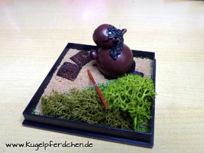 Preview: Kugelpferdchen in Garrocha-Box OHNE  Initialen Preview: Szenario Kugelpferdchen in Levade in Garrocha-Box mit Initialen
