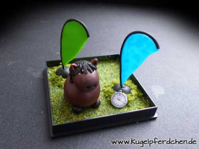 Preview: Distanzreiter-Box mit Kugelpferdchen nach Fotovorlage Preview: Szenario: Kugelpferdchen in Distanzreiter-Box